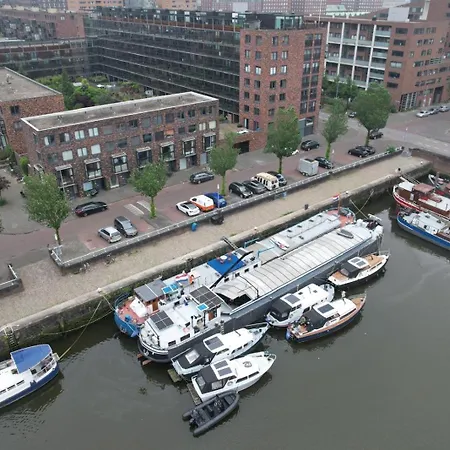 Bruzer Boat 4-6p Boco Living Marina