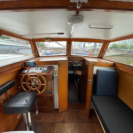 Bruzer Boat 4-6p Boco Living Marina Rotterdam