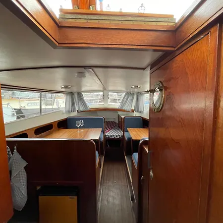 Bruzer Boat 4-6p Boco Living Marina *
