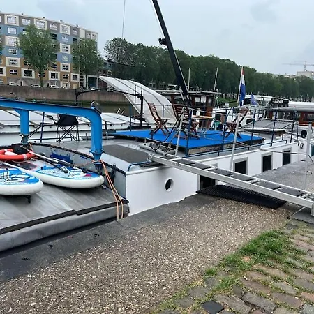 Bruzer Boat 4-6p Boco Living Marina Apartment