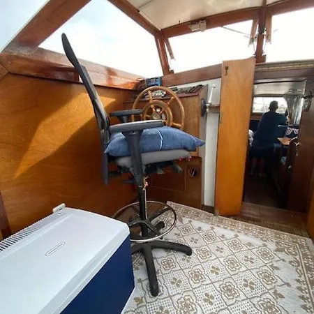 Bruzer Boat 4-6p Boco Living Marina